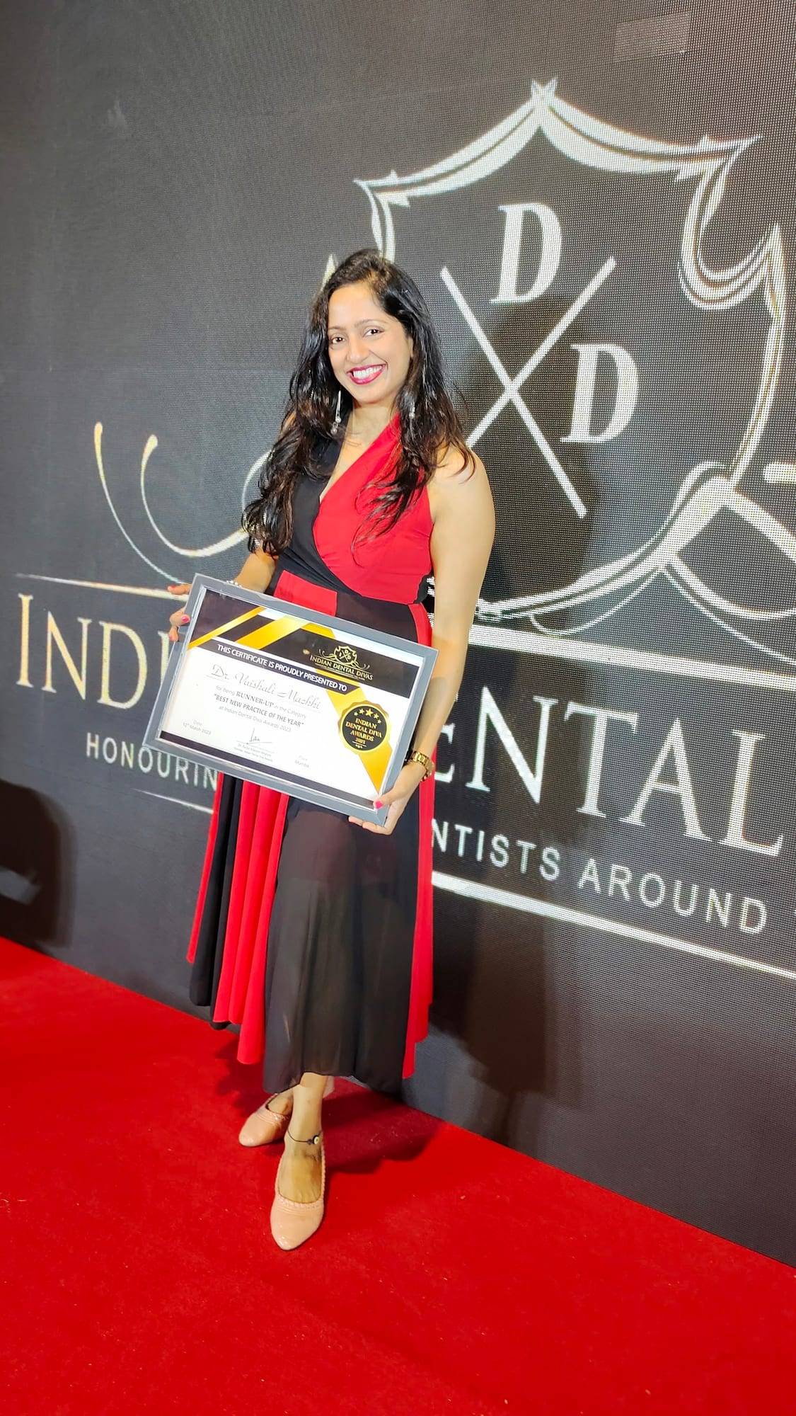 Dr. Vaishali at the Indian Dental Diva Awards 2023 holding her certificate